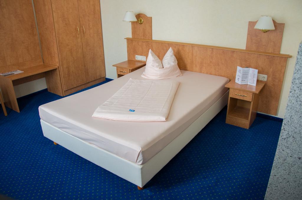 Domizil Alte Post Hotell Püttlingen Exteriör bild