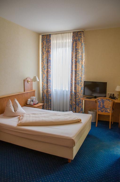 Domizil Alte Post Hotell Püttlingen Exteriör bild