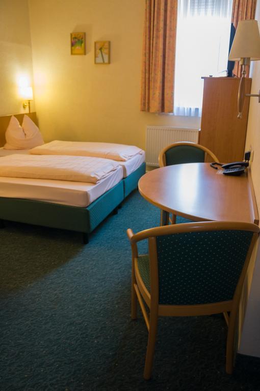 Domizil Alte Post Hotell Püttlingen Exteriör bild